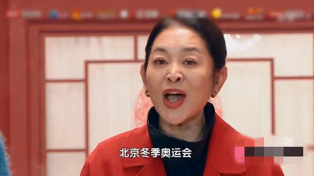北京衛視戶外辦晚會,楊坤凍到鼻子通紅,多位女星穿弔帶裙秀身材