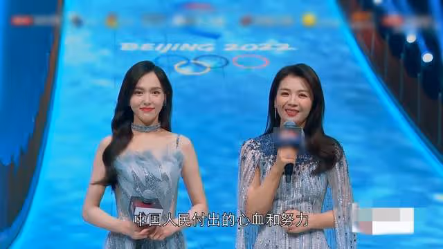 北京衛視戶外辦晚會,楊坤凍到鼻子通紅,多位女星穿弔帶裙秀身材