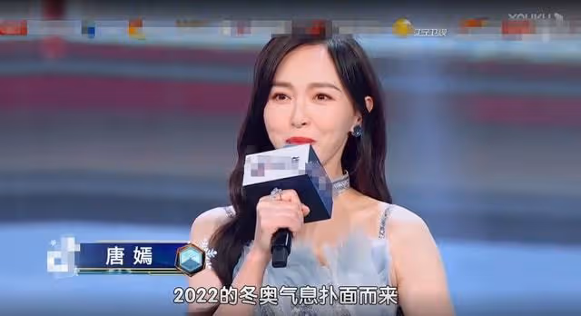 北京衛視戶外辦晚會,楊坤凍到鼻子通紅,多位女星穿弔帶裙秀身材