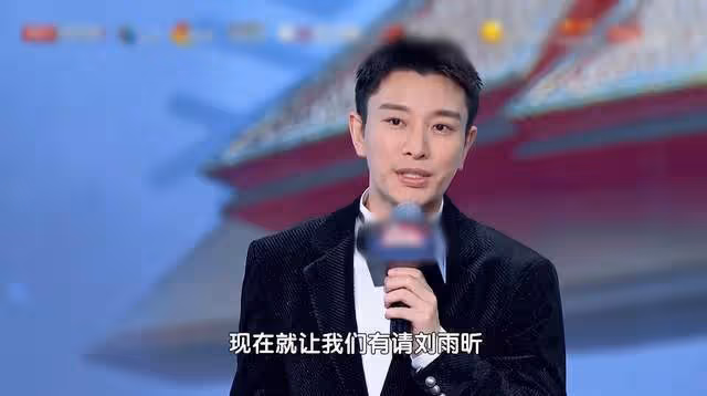 北京衛視戶外辦晚會,楊坤凍到鼻子通紅,多位女星穿弔帶裙秀身材