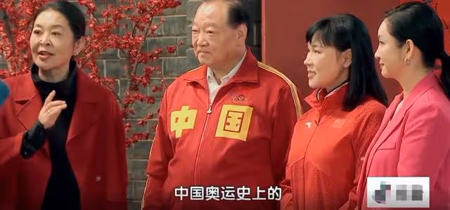 北京衛視戶外辦晚會,楊坤凍到鼻子通紅,多位女星穿弔帶裙秀身材