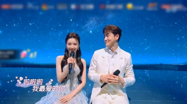 北京衛視戶外辦晚會,楊坤凍到鼻子通紅,多位女星穿弔帶裙秀身材