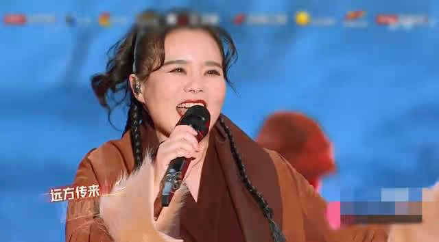 北京衛視戶外辦晚會,楊坤凍到鼻子通紅,多位女星穿弔帶裙秀身材