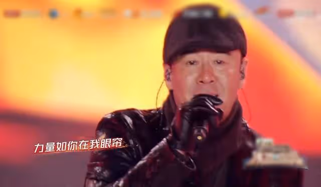 北京衛視戶外辦晚會,楊坤凍到鼻子通紅,多位女星穿弔帶裙秀身材