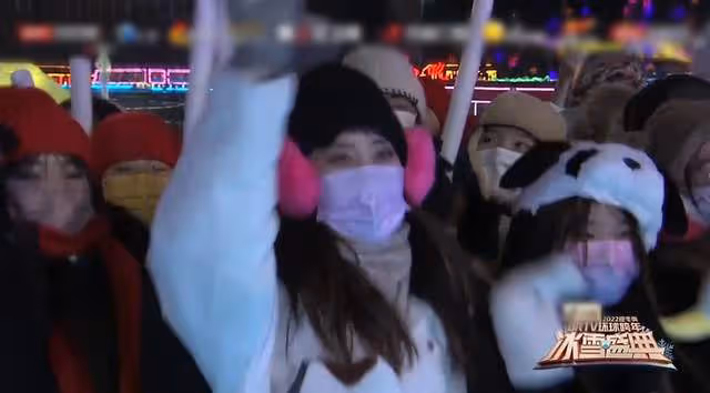 北京衛視戶外辦晚會,楊坤凍到鼻子通紅,多位女星穿弔帶裙秀身材