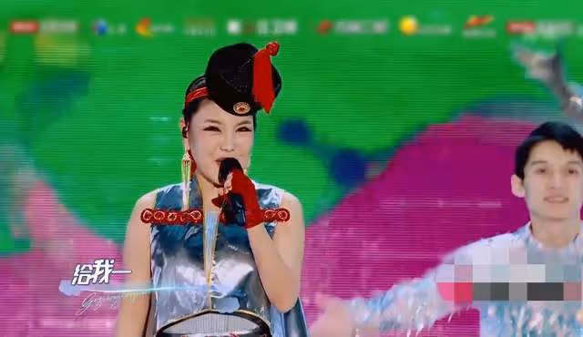 北京衛視戶外辦晚會,楊坤凍到鼻子通紅,多位女星穿弔帶裙秀身材