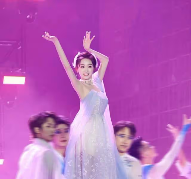 北京衛視戶外辦晚會,楊坤凍到鼻子通紅,多位女星穿弔帶裙秀身材