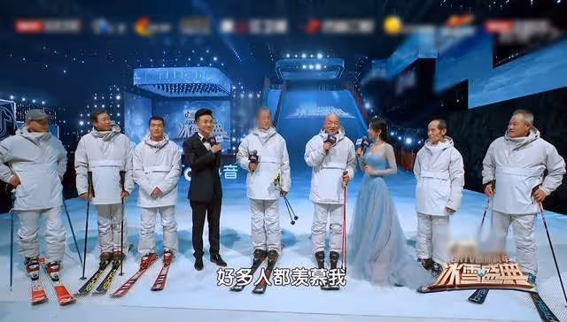 北京衛視戶外辦晚會,楊坤凍到鼻子通紅,多位女星穿弔帶裙秀身材