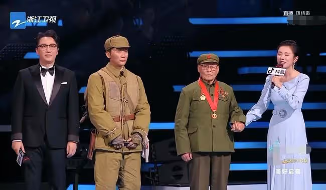 浙江跨年槽點多!放男星黑白照被批,用螢光棒充觀眾,主持人嘴瓢