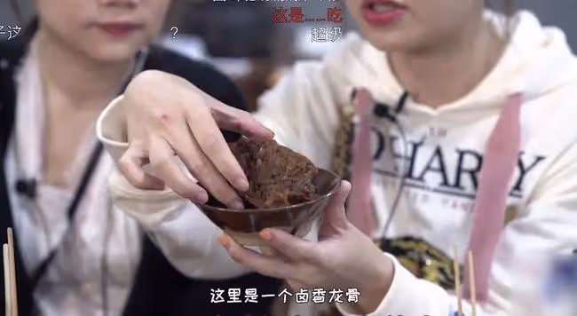 密子君：16分鐘吃完10桶火雞面，坐擁千萬粉絲，是真吃還是催吐？