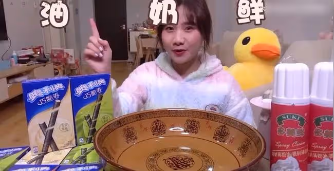 密子君：16分鐘吃完10桶火雞面，坐擁千萬粉絲，是真吃還是催吐？