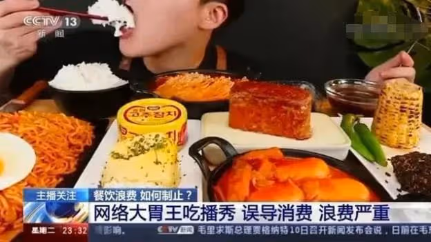 密子君：16分鐘吃完10桶火雞面，坐擁千萬粉絲，是真吃還是催吐？