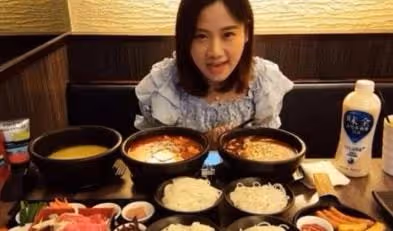 密子君：16分鐘吃完10桶火雞面，坐擁千萬粉絲，是真吃還是催吐？