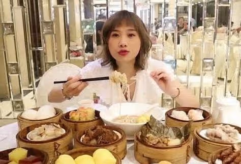 密子君：16分鐘吃完10桶火雞面，坐擁千萬粉絲，是真吃還是催吐？