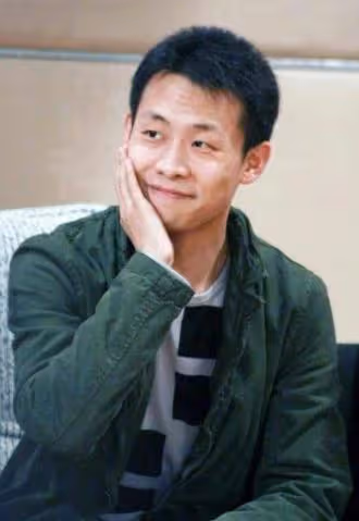 演員張譯:娶二婚妻子還帶娃,結婚15年無子女,風光背後有淚水