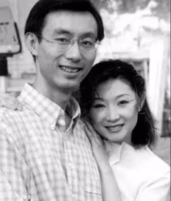 演員張譯：娶二婚妻子還帶娃，結婚15年無子女，風光背後有淚水