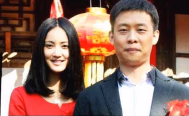 演員張譯：娶二婚妻子還帶娃，結婚15年無子女，風光背後有淚水