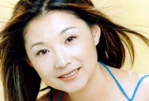 演員張譯：娶二婚妻子還帶娃，結婚15年無子女，風光背後有淚水