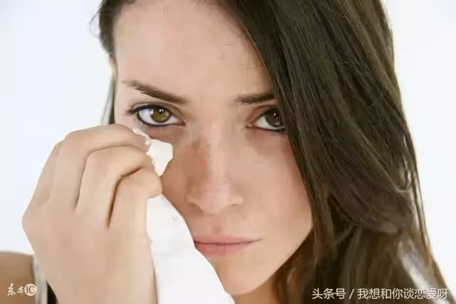 我經常偷給娘家寄錢不敢告訴老公,沒想到有一天婆婆「發錯訊息」,我看了之後忍不住哭出來...