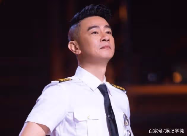 陳小春近照曝光,等候應采兒和兒子時連點數根香菸,疑心情不佳