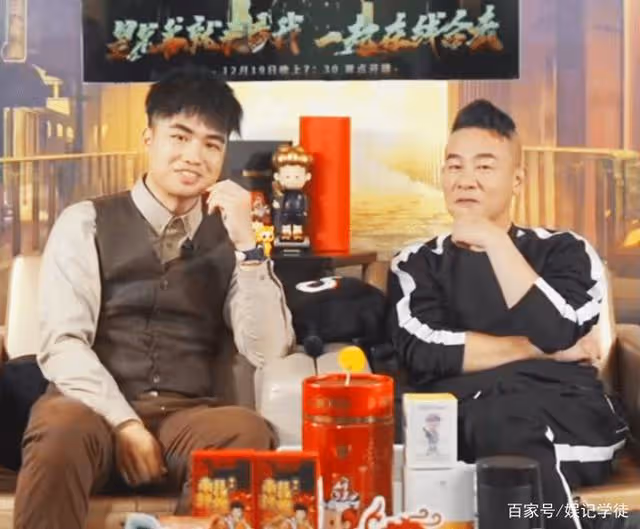 陳小春近照曝光,等候應采兒和兒子時連點數根香菸,疑心情不佳
