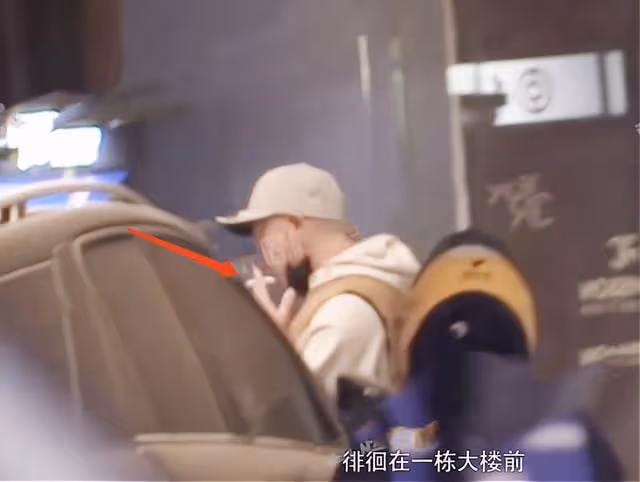 陳小春近照曝光,等候應采兒和兒子時連點數根香菸,疑心情不佳