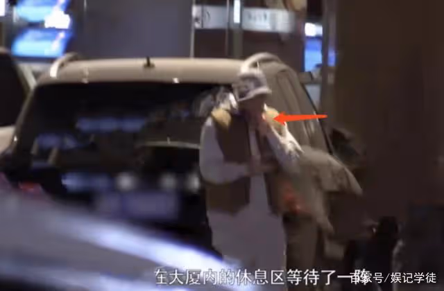 陳小春近照曝光,等候應采兒和兒子時連點數根香菸,疑心情不佳