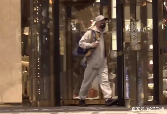 陳小春近照曝光,等候應采兒和兒子時連點數根香菸,疑心情不佳