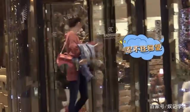 陳小春近照曝光,等候應采兒和兒子時連點數根香菸,疑心情不佳