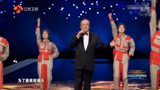 江蘇跨年槽點多:張靚穎穿「開襠褲」,李宇春又壓軸,關牧村破音