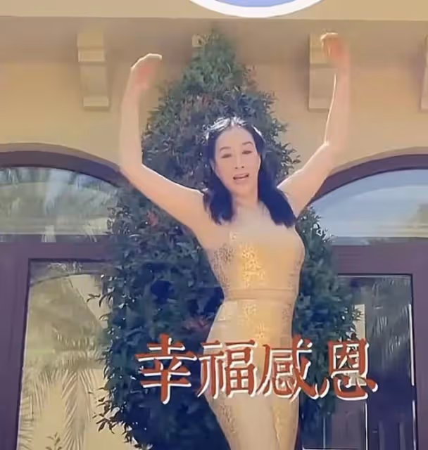 告別2021!牛莉送祝福,馮鞏自曝登三台春晚,趙雅芝曬美照慶新年