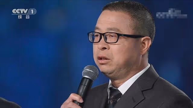 央視跨年晚會:任魯豫獨挑大樑疑口誤,學生哽咽回憶袁隆平太催淚