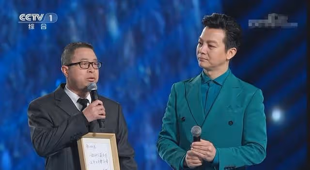 央視跨年晚會:任魯豫獨挑大樑疑口誤,學生哽咽回憶袁隆平太催淚