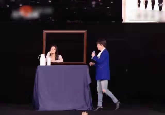 七台跨年十大槽點：芒果主持翻車，破音假唱難聽，舞台現場摳特效