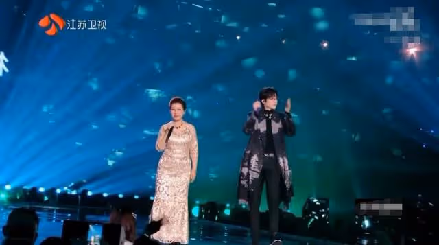 七台跨年十大槽點：芒果主持翻車，破音假唱難聽，舞台現場摳特效