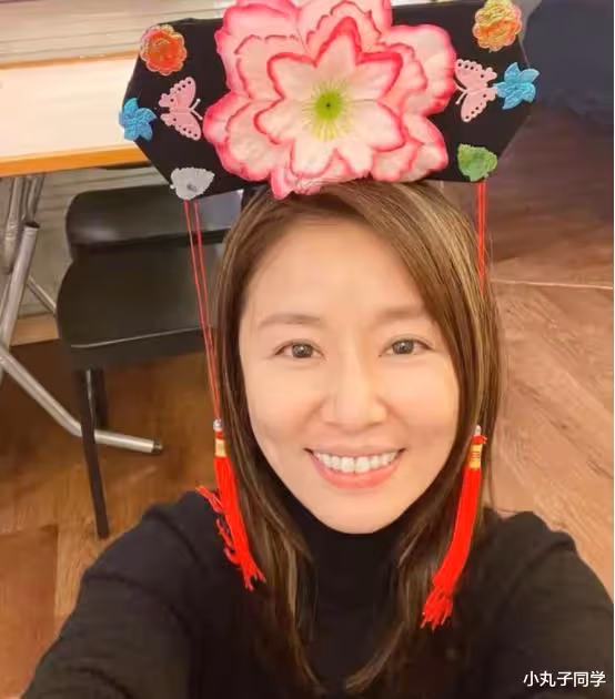 林心如秀腹肌,身材苗條,腹部肌肉線十分搶眼