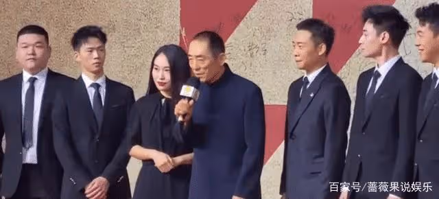 張藝謀大女兒出席金雞獎,塗紅唇穿長裙顏值高,與陳道明後台熱聊