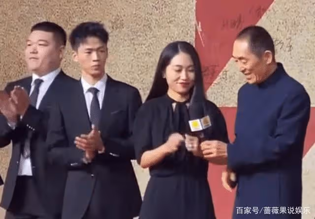 張藝謀大女兒出席金雞獎,塗紅唇穿長裙顏值高,與陳道明後台熱聊