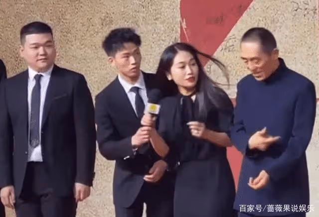 張藝謀大女兒出席金雞獎,塗紅唇穿長裙顏值高,與陳道明後台熱聊