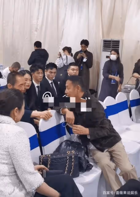 張藝謀大女兒出席金雞獎,塗紅唇穿長裙顏值高,與陳道明後台熱聊