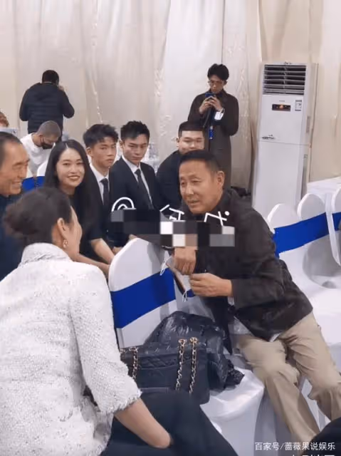 張藝謀大女兒出席金雞獎,塗紅唇穿長裙顏值高,與陳道明後台熱聊