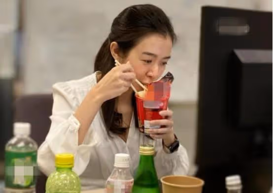 30歲港姐轉行做律師,素顏現身明星光環不再,自嘲:變得不太好看