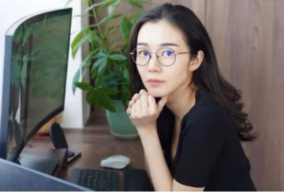 30歲港姐轉行做律師,素顏現身明星光環不再,自嘲:變得不太好看