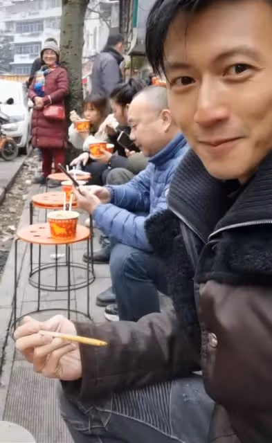 眾星迎新年!謝霆鋒路邊吃早餐,伊能靜曬全家福,田震海外送祝福