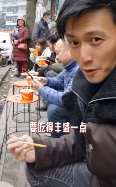 眾星迎新年!謝霆鋒路邊吃早餐,伊能靜曬全家福,田震海外送祝福