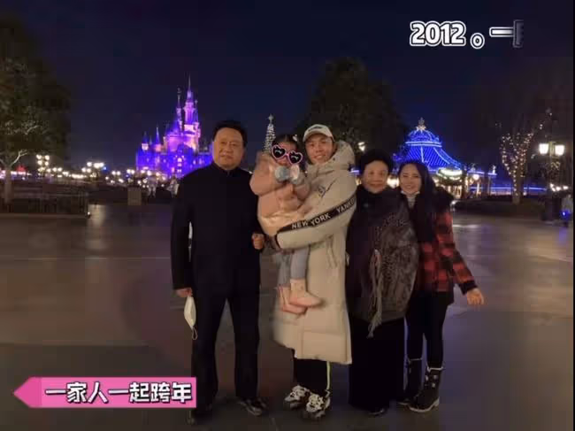 眾星迎新年!謝霆鋒路邊吃早餐,伊能靜曬全家福,田震海外送祝福