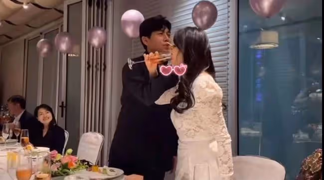 眾星迎新年!謝霆鋒路邊吃早餐,伊能靜曬全家福,田震海外送祝福
