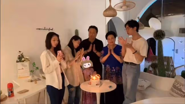 眾星迎新年!謝霆鋒路邊吃早餐,伊能靜曬全家福,田震海外送祝福