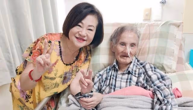 94歲歌王被下毒後近況曝光,體重增至42公斤,小25歲妻子不離不棄