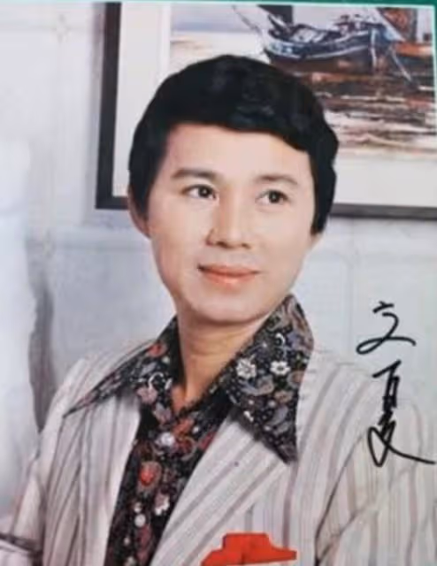 94歲歌王被下毒後近況曝光,體重增至42公斤,小25歲妻子不離不棄